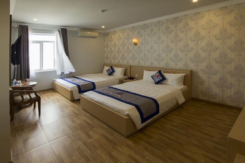 Phòng một giường đôi và một giường đơn - Khách sạn Ngọc Thành
